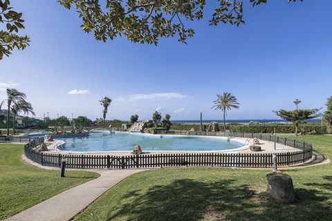 Dans une incroyable urbanisation en face de la plage d'Atlanterra, nous trouvons cet incroyable duplex pour 6 personnes qui peuvent profiter des piscines communautaires, des jardins et de l'accès direct à la plage depuis les installations. Les instal...