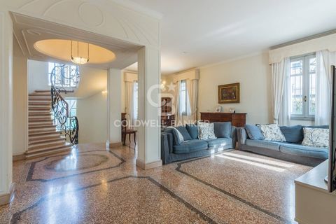 RICCIONE - ABESSINIEN In einer der renommiertesten Gegenden von Riccione präsentieren wir eine wunderschöne und luxuriöse Villa zum Verkauf, die nur wenige Schritte vom Meer entfernt liegt. Es erstreckt sich über eine große Fläche, die teilweise in W...
