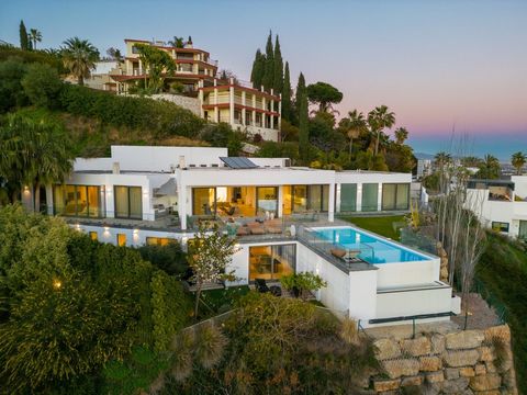 Experience luxurious contemporary living in the highly sought-after La Quinta neighbourhood with this stunning modern villa located cliffside in an exclusive gated community. Set to face magnificent panoramic views of the Mediterranean Sea, this luxu...
