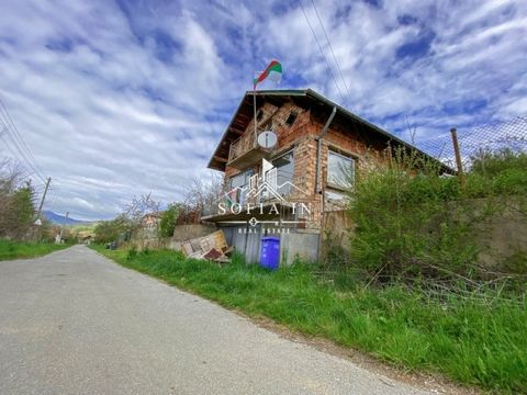 Sofia In / ... / präsentiert Ihnen: EXKLUSIV! Dreistöckiges Haus mit Hof in der Villenzone des Dorfes Gabrovdol - ein kleines und ruhiges hügeliges Dorf, 866 m über dem Meeresspiegel, 49 km. von Sofia, 28 km. von der Stadt Pernik, 30 km. von der Stad...