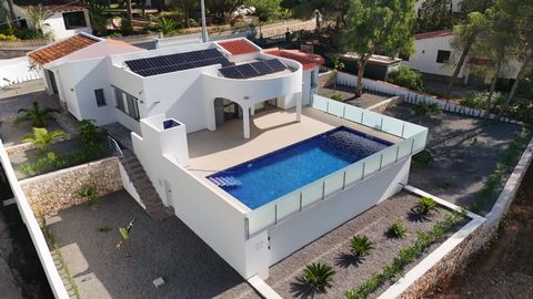 Charming recently renovated villa, offering all comforts in an idyllic setting. Located just a few steps from the most beautiful coves in the area, this property is located between Moraira and Calpe, providing you with access to all the services nece...