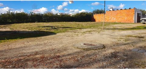 Plot of land with 495m2 for sale, intended for housing construction. The lot allows for a deployment area of 252m2 and a gross building area of 792m2 distributed over a maximum of 2 floors. It is located in a quiet and peaceful area of São Pedro do C...