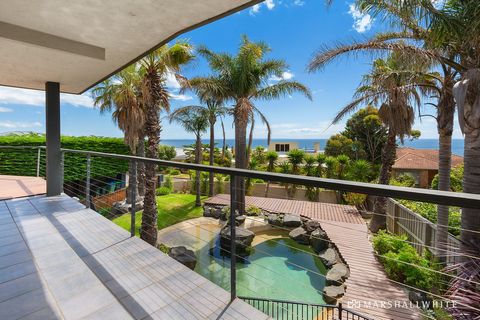 Een spectaculair huis in resortstijl met een lagunezwembad en een vrijstaand kantoor/studio aan huis, tegen een achtergrond van hoge palmbomen en een panoramisch uitzicht over Port Phillip Bay. Letterlijk op een steenworp afstand van het strand en de...