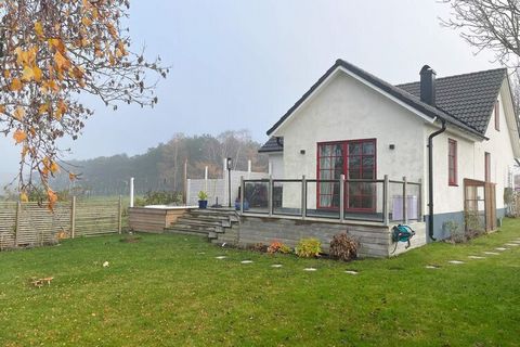 Welcome to this charming white house in the countryside, a gem in beautiful Österlen where modern comfort is the focus. With a wood-burning hot tub and generous living areas, this is the perfect accommodation for a relaxing and memorable stay. The ho...