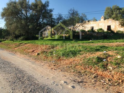 Mixed-Use Land with Tremendous Potential in Charneca, Pechão - Algarve. Enjoy the privilege of owning a unique property in the stunning Charneca, Pechão, a region in the Algarve known for its exceptional quality of life. This mixed-use property cover...