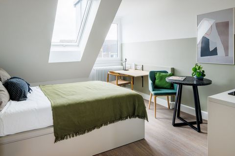 This is your home away from home located in the heart of the city, with plenty of indoor and outdoor community space for connecting and maximum comfort. Our ‘Classic Stay’ is a big private room with a fully equipped kitchenette and a dining area, mod...
