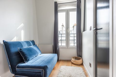 Ideally located in the heart of the 9th arrondissement in the South Pigalle district, this loft offers all the amenities and comfort of a luxury apartment. Centrally located at the foot of Montmartre, it offers privileged access to all of Paris' arro...