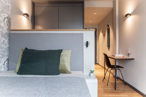 Small but mighty: Apartment Xtra Smart offers you all the amenities for a perfect stay. No matter if you are waiting for your next flight or if you want to stay in Berlin for a longer period of time. This apartment is ideal for solo travelers who val...