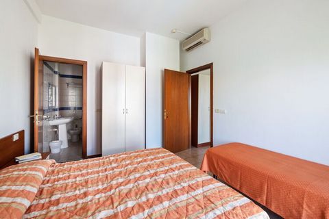 A solo 50 m de las orillas del mar Adriático, este apartamento en Rimini tiene 1 dormitorio para acomodar a 4 personas. El apartamento está estratégicamente ubicado para la comodidad de los vacacionistas de la playa y ofrece comodidades cómodas. Los ...