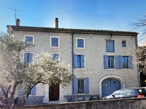 In the territory of Suze-La-Rousse, this home should be suitable for a first acquisition. The triplex has 2 bedrooms, a bathroom, a kitchen area and a 23m2 living room area. The interior surface area is approximately 62.8m2. There is a terrace of jus...