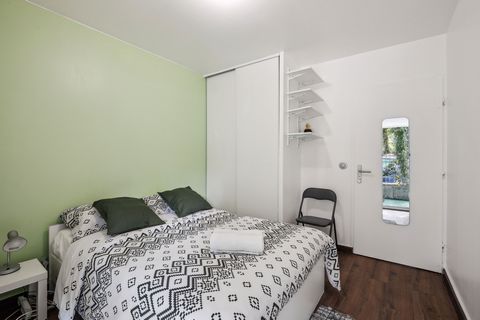 This chic, bright flat has its own private terrace. It has facilities such as a barbecue, a garden with furniture and a tree house. The kitchen is open plan with extractor fan, microwave, kettle, coffee machine, toaster and oven. In addition, quality...