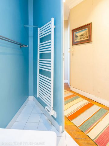 no check in/out on sundays Located on the top floor of a charming condominium on rue Fabre d'Eglantine, this bright and quiet apartment is composed as follows: - An entrance – A closed and equipped kitchen (dishwasher, refrigerator, kitchen utensils,...