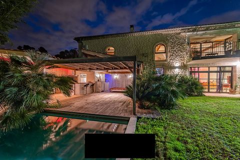 Charm, elegance and volume characterise this exceptional restored historic residence of approximately 420 m2 of living space and completed with additional convertible surfaces of over 400 m2. Located in Sommieres, a few steps from the city center, th...