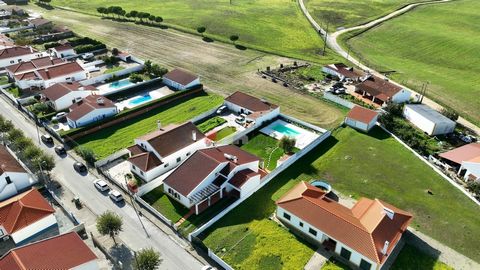 Livet när det är som bäst i denna spektakulära villa med 3 sovrum i Foros de Vale Figueira. Detta hus är ett riktigt paradis som erbjuder den perfekta balansen mellan modernitet, komfort och lugnet på landsbygden. När du kommer in i denna charmiga vi...