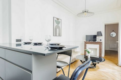 Discover refinement in the heart of Paris in this sumptuous 57m² flat, nestled on the second floor of an elegant Haussmann-style building with a lift. A top-of-the-range renovation has preserved the soul and charm of this place, highlighting prestigi...