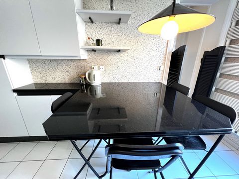 Spacious 55m2 apartment with large bedroom, large bathroom, large kitchen and living room. The style is a mix of vintage and new furniture to ensure ultimate comfort. Fast internet connection via fiber optic, smart TV. The apartment is rented monthly...