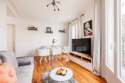 This is a 40m² apartment on the 2nd floor without elevator. It comprises: - An open kitchen, equipped and functional: fridge, hob, coffee machine, toaster, kettle, oven, dishwasher, washing machine, microwave ... - Living room with sofa and TV - Bedr...