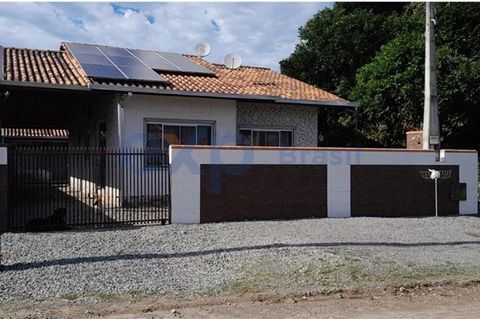 Great residence in Barra do Sul, the city of charm, with approximately 125 m² of built area, on a plot of 275 m², containing 3 bedrooms, 1 suite, dining room, living room, guest toilet, pantry, laundry, service area, side space for kennel, 3 covered ...