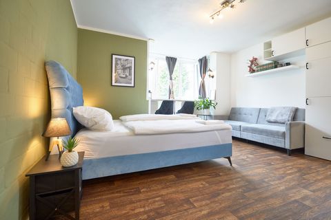 EM-APARTMENTS GERMANY Self-Check-In: We offer self-check-in via digital locks, allowing you to arrive and check in flexibly without waiting. The apartment features a luxurious queen-size bed for a restful sleep. Additionally, there is a comfortable s...