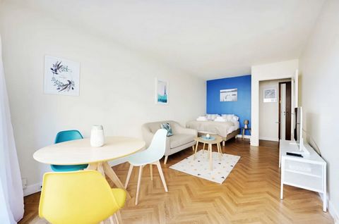 It is a 29m² studio located on the 2nd floor with lift of a Parisian building. It is composed of: - A separate kitchen, equipped and functional: fridge, hob, coffee machine, toaster, kettle, microwave, oven... - A living area with a sofa and a TV - A...