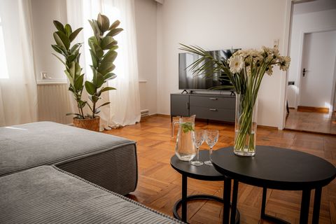 Welcome to BONNYSTAY and to this just freshly renovated, unique 3-bedroom apartment. This old building apartment is stylishly furnished and located in a historic, older building → BOX SPRINGBED (king size) → super central: between old town & new town...