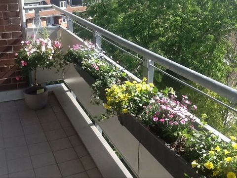 Object description We offer a furnished 3-room KDB apartment with balcony in a sought-after location of Krefeld-Bockum with a view of the greenery. The apartment is located on the fifth floor of a very well maintained apartment building with elevator...