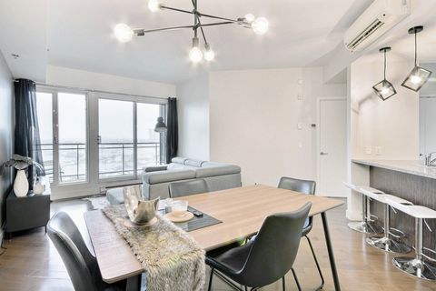 Looking for your first home? Don't miss this opportunity to discover an incredible condo in Lévis! With a spacious bedroom, walk-in closet and heat pump, you'll have all the space you need. Enjoy the stunning views of the city and stunning sunsets fr...