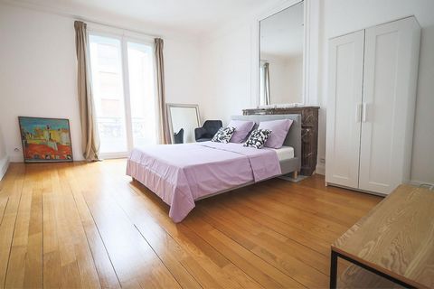 Avenue des Champs-Elysées, in a luxury, secure building with caretaker on the first floor with lift, 5-room flat measuring 140 m². It comprises an entrance hall, living room, dining room, separate kitchen, 4 bedrooms, bathroom, shower room and 2 toil...