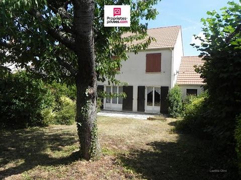 In a small cul-de-sac close to all amenities and school, semi-detached house on one side of 91.25 m² with 93.25m² of usable area. It offers a south-facing garden of 355m² with its cherry tree. A large entrance hall of 7.52 m² with cupboard opening on...