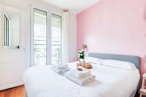 Discover this charming flat in the heart of Paris's 18th arrondissement! We offer you a cosy 25m² one-bedroom flat on the 5th floor of a building without a lift. Ideal location: Located in the vibrant 18th arrondissement, this flat offers easy access...