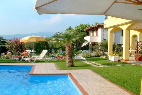 Esta encantadora casa de vacaciones con 2 dormitorios para 4 personas se encuentra en Lazise, en la región de los lagos italianos, cerca del lago de Garda. Construido pacíficamente, la casa de vacaciones viene con una piscina compartida y hace una bu...
