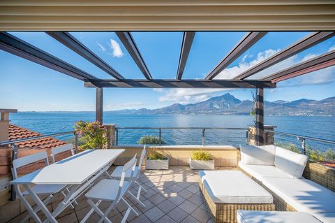 Vi presentiamo The Terrace, Torri del Benaco, un luogo incantevole sulle rive del magnifico Lago di Garda. Questo delizioso appartamento, situato in un esclusivo residence con piscina, offre un'esperienza unica per coloro che desiderano vivere appien...