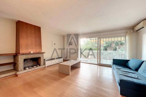 This charming 120 m2 apartment with two terraces is located in the peaceful Poal development in Castelldefels. Thanks to its three-sided orientation and south-facing position, the apartment is filled with natural light throughout the day, creating a ...
