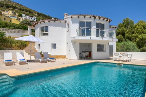 Casa Begonias is one of the first houses built on the Cumbre del Sol. It therefore enjoys a privileged location, with 180° views of the Mediterranean and direct proximity to the Granadella nature reserve. The recent renovation and refurbishment of th...