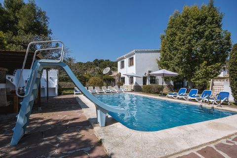 Große und komfortable Villa in Javea, Costa Blanca, Spanien mit privatem Pool für 6 Personen. Das Haus liegt in einem Wohngebiet am Strand. Das Haus verfügt über 3 Schlafzimmer und 3 Badezimmer. Die Unterkunft bietet Privatsphäre, einen wunderschönen...