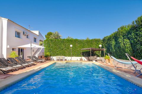 Villa grande y confortable en Moraira, Costa Blanca, España con piscina climatizada para 10 personas. La casa está situada en una zona residencial de playa, cerca de restaurantes, bares y supermercados, a 500 m de la playa de Cala Andrago y a 0,5 km ...