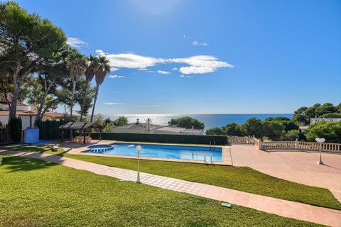 Apartamento bonito y acogedor con piscina comunitaria en Moraira, en la Costa Blanca, España para 4 personas. El apartamento de vacaciones está situado en una zona de playa y residencial, cerca de restaurantes y bares y tiendas, a 50 m de la playa de...