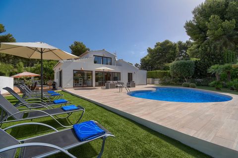 Schöne und komfortable Ferienwohnung in Javea, Costa Blanca, Spanien mit beheiztem Pool für 6 Personen. Die Wohnung befindet sich in einer residentiellen Umgebung und etwa 3 Km entfernt vom Strand von Cala de la Barraca, Javea. Die Wohnung hat 3 Schl...