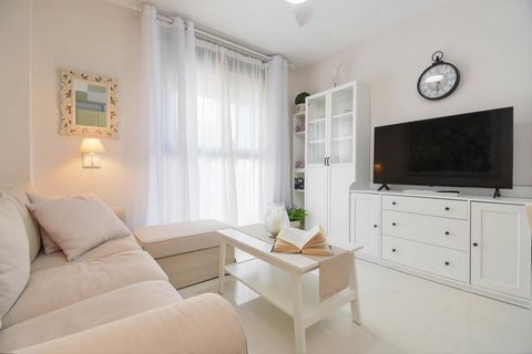 Apartamento bonito y alegre en Denia, Costa Blanca, España para 2 personas. El apartamento está situado en una zona residencial de playa, cerca de restaurantes, bares y tiendas, a 500 m de la playa de Las Marinas y a 0,5 km del Mediterráneo. El apart...