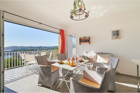 Nice apartment located just 550m from the beach and the center of Llafranc. Apartment with magnificent sea views with capacity for 5 people Outdoor parking space for one car is included in the price. Pets are accepted on request. Youth groups and par...