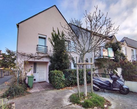 Near the Eco-parc des Carrières, the VANEAU Group offers you an exclusive condominium house of 103 m2 (100.3 m2 LC) with private garden. Organized on two levels, it consists on the ground floor of an entrance, double living room of 29 m2 overlooking ...
