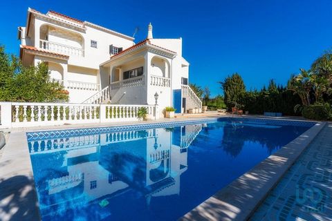 Vende-se em Castro Marim / Algarve - Moradia T5 inserida num lote de 950 m² com garagem e belíssima piscina privada de 12 m x 5 m. Magnífica moradia unifamiliar, composta por 2 pisos + garagem e cave, com área bruta de 236 m² e situa-se numa urbaniza...