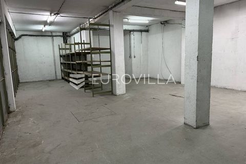 Split, Brda - storage space of 187 m2 in a location with a quick exit and entrance to the city. The warehouse has a separate entrance that can be accessed by tractor truck, the height of the space is over 3 meters. Marked in red in the attached floor...