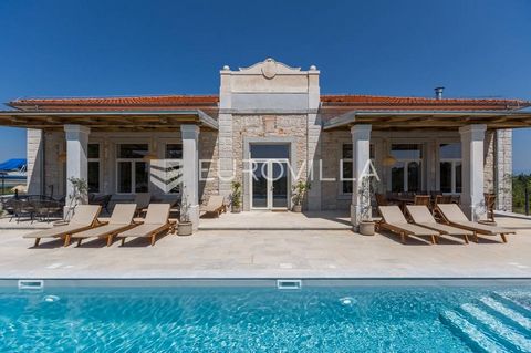 This 150-year-old stone village school was completely renovated in 2023. In the picturesque town of Vižinada, not far from Poreč.A large, well-maintained garden of 1,370 m2 offers you an oasis of peace and a wonderful view of olive groves and famous ...