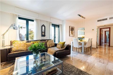 Apartment in a residential complex with communal pool in the heart of Palma, 116m2 approx., living room, fitted and equipped kitchen, 3 double bedrooms, wardrobes, dressing room, 2 bathrooms (1 en suite), marble and porcelain parquet floors, heating,...