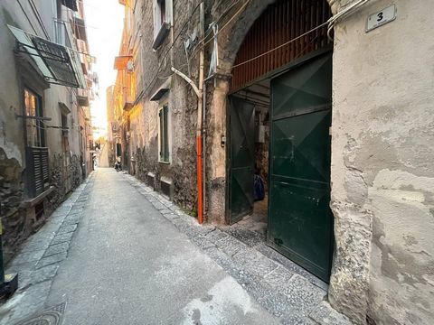 We offer for sale in Portici, in the beautiful area of Granatello, a 35 square meter room located on the ground floor of a building built in 1900. The place is currently rented out and is in good condition. The property has a total surface area of 35...