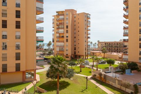 This nice apartment located in Torremolinos welcomes 2+1 guests. The exterior of the property is ideal to enjoy the southern climate. In the well-kept communal gardens you will find a magnificent shared chlorine swimming pool, which has dimensions of...