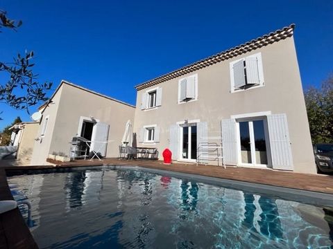 Come and discover this pretty villa with swimming pool in a quiet area of Saint Remy. Located in one of the most sought-after villages in the Provence, made famous and immortalized by several well-known Painters. Make the most of its spacious living ...