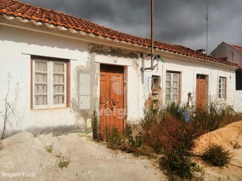 Set of two villas to recover, on land of 168m2, with beginning of work and with two windows and door of the façade of the new house! Still with yard and porch to recover in your outdoor space! Next to the Fountain of Tears - Matoeira, Caldas da Rainh...