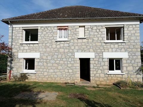 Near BRIVE, in the commune of VARETZ, pleasant house composed of 6 rooms, garage and garden. This house from 1971, well maintained, consists on the ground floor, of an entrance hall with access to 2 rooms, one of which has a water point, (to choose f...
